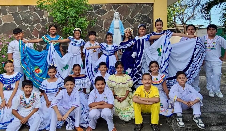 Grupo de estudiantes del Colegio Reina de la Paz en actividad escolar